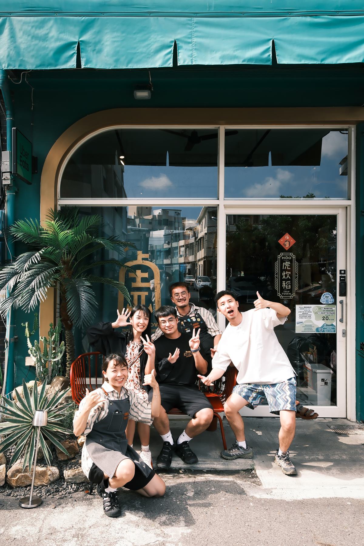 店門口的藍綠色拱門